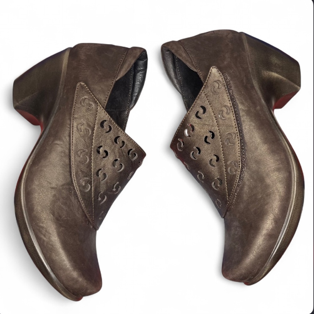 NWOT Naot Women's Precious Dress Pump Clog Wedges - Women’s Size 6 - Brown Suede